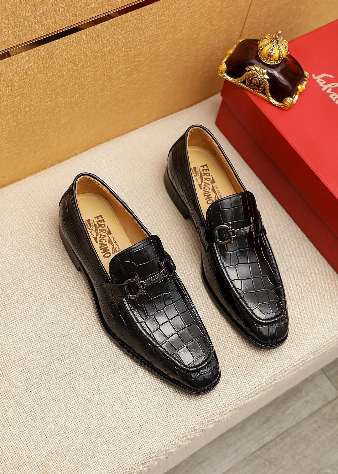 Men's shoes 💰460 💐 Product trademark: Ferragamo "Ferragamo" casual leather shoes Regular size: 38-44 (45.46🉑️customized) Product materials: Selected imported first-layer open-edge beaded cowhide floral upper + luxury hardware buckle, imported water-dyed cowhide leather lining. Strong three-dimensional visual effect, original outsole color: 2 colors available
